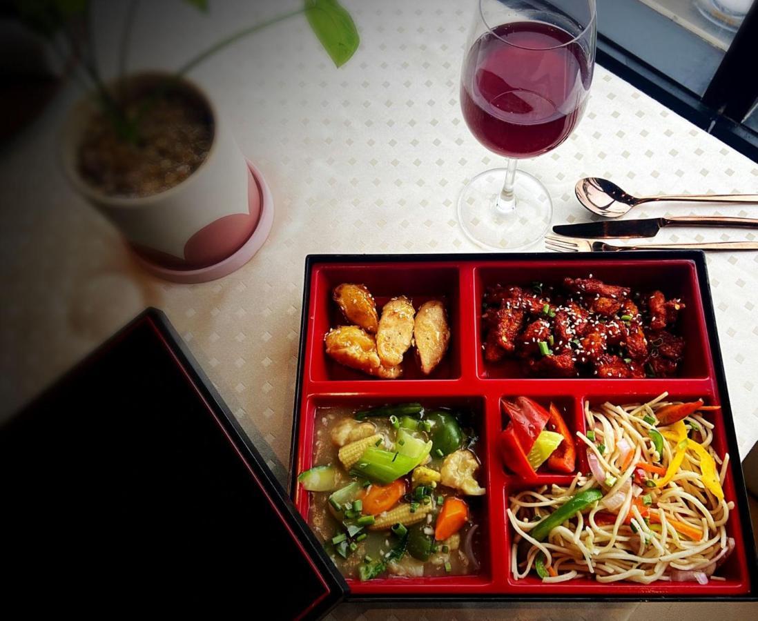 Holiday Inn Bengaluru Racecourse By Ihg Esterno foto A vegetarian bento